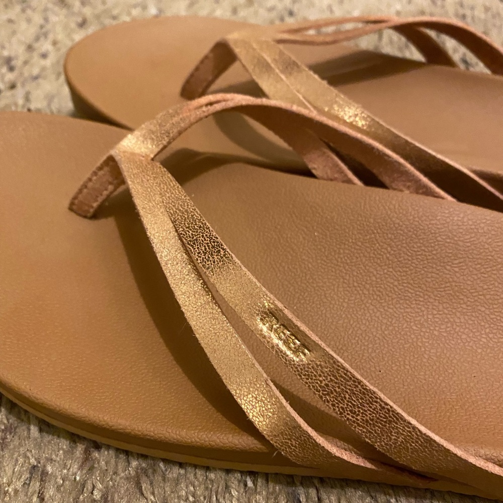 Reef Barely Worn flip flops